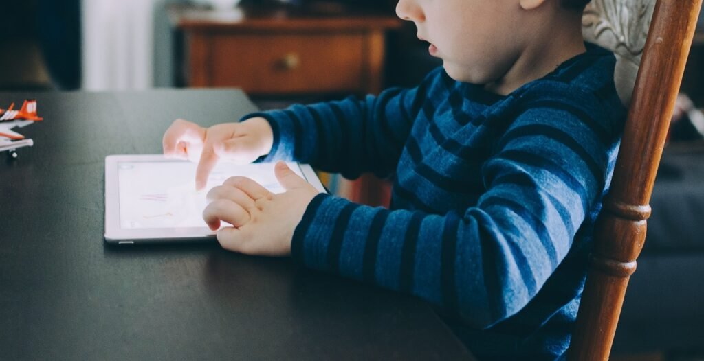 How Screen Time and Technology Contribute to Childhood Anxiety 1 Beawareofmecom How Screen Time and Technology Contribute to Childhood Anxiety