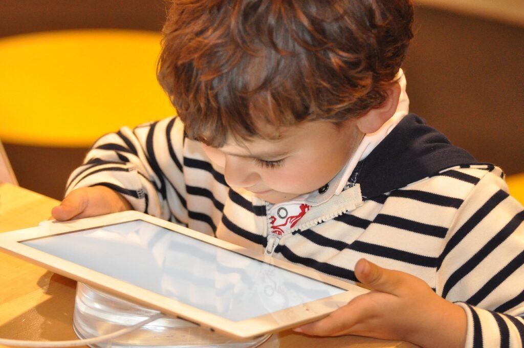 How Screen Time and Technology Contribute to Childhood Anxiety 2 Beawareofmecom How Screen Time and Technology Contribute to Childhood Anxiety