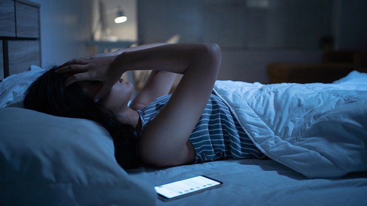 Person setting a digital curfew on a smartphone before bed Beawareofmecom Digital Curfews 7 Ways Setting Phone Bedtimes Boosts Mental Health